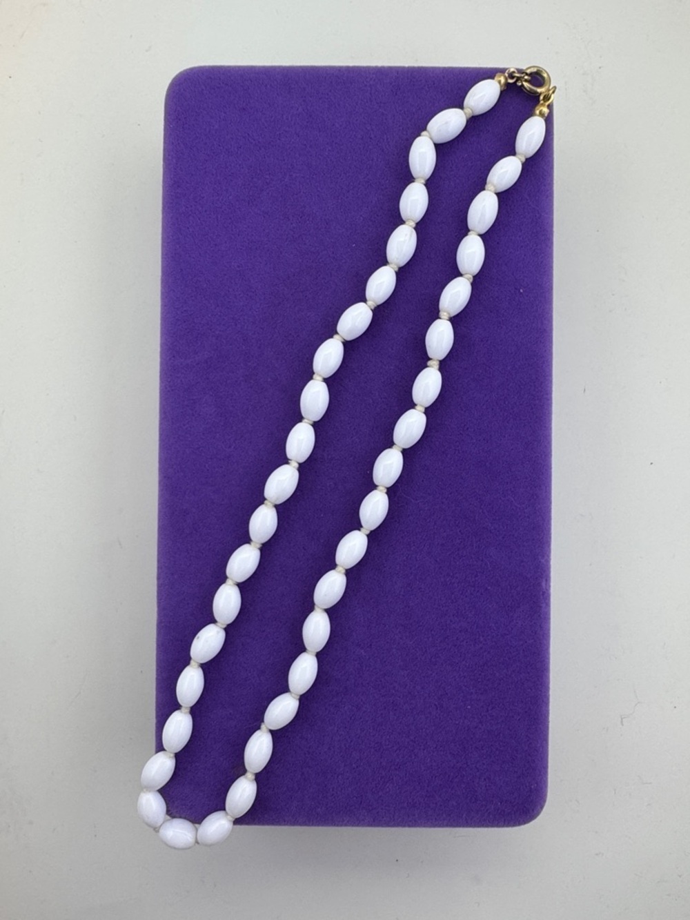 💛 Vintage Gold Tone White Beaded Necklace